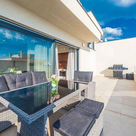 Luxury Penthouse Lägenhet Mandre Exteriör bild